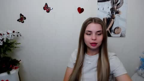 Snapshot of dream_mari chatting on June 3, 2026, 7:22 am Mari online show from June 3, 2026, 7:22 am