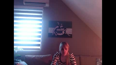 Snapshot of dreamcatcherfantasy chatting on December 11, 2024, 7:53 am A girl online show from December 11, 2024, 7:53 am