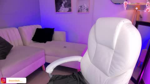 dreamleah_ online show from April 6, 2026, 3:37 am