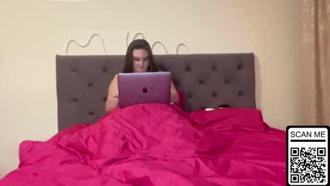 Mila online show from October 7, 2025, 3:20 pm