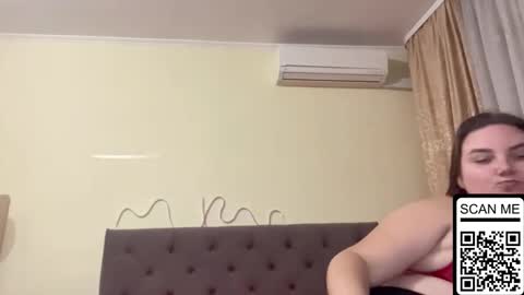 Mila online show from October 21, 2025, 5:46 pm