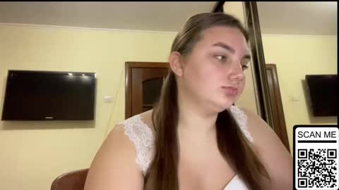 Mila online show from November 11, 2025, 3:39 am