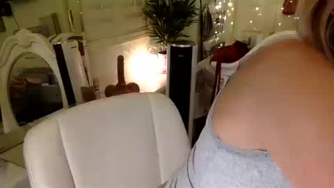 Bluejay0713 online show from October 14, 2025, 8:37 am