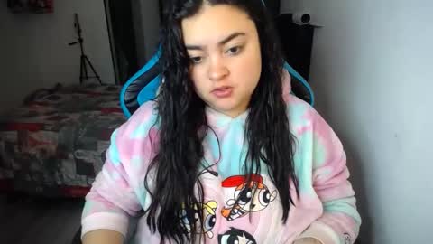 Nicole   online show from September 9, 2025, 5:40 am