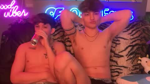 Snapshot of eastinwestin chatting on March 5, 2026, 8:32 am eastinwestin online show from March 5, 2026, 8:32 am