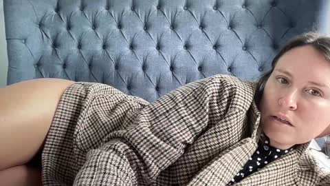 Nadia Ferreira  online show from September 15, 2025, 8:58 am