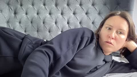 Nadia Ferreira  online show from September 23, 2025, 10:07 am