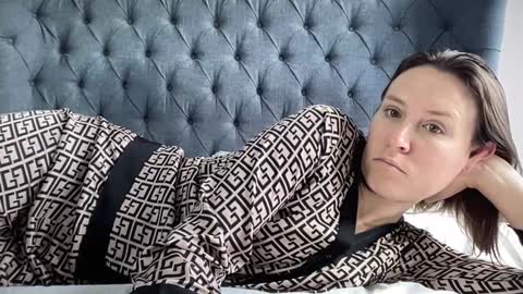 Nadia Ferreira  online show from November 10, 2025, 11:53 am