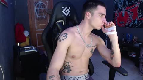 Snapshot of eduard_loveee chatting on December 20, 2024, 10:43 pm Eduar online show from December 20, 2024, 10:43 pm