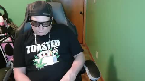 edwardaims_2please online show from April 19, 2026, 1:49 am