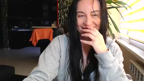 Snapshot of effy_m chatting on October 3, 2025, 9:28 am Effy online show from October 3, 2025, 9:28 am