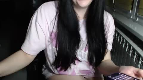 Snapshot of effy_m chatting on May 5, 2026, 7:44 pm Effy online show from May 5, 2026, 7:44 pm