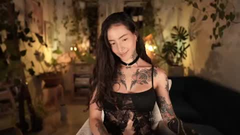 Snapshot of effylowell_ chatting on July 14, 2026, 2:05 am Effy online show from July 14, 2026, 2:05 am