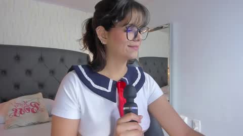  E F F Y  online show from February 27, 2025, 7:26 pm