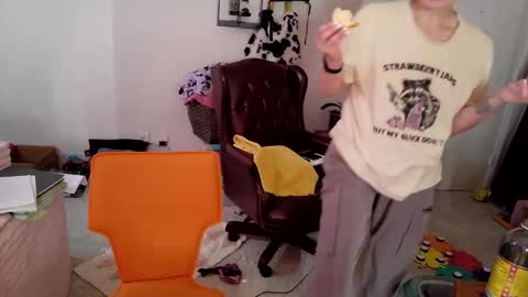 ejrabloom online show from March 18, 2026, 2:37 am