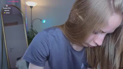 Snapshot of el1s_evans chatting on April 25, 2026, 10:07 am please read my bio there is information about private shows and about my personality online show from April 25, 2026, 10:07 am