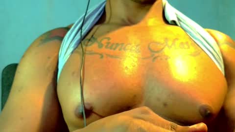 Snapshot of el_vecino_m chatting on June 9, 2026, 6:25 am el_vecino_m online show from June 9, 2026, 6:25 am