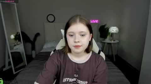 Snapshot of elara_irving chatting on July 8, 2026, 3:00 am Elly online show from July 8, 2026, 3:00 am