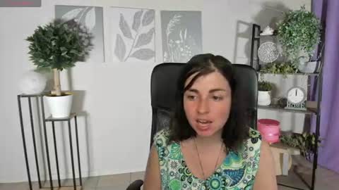Snapshot of elara_starfall chatting on June 20, 2026, 5:43 am Marta online show from June 20, 2026, 5:43 am