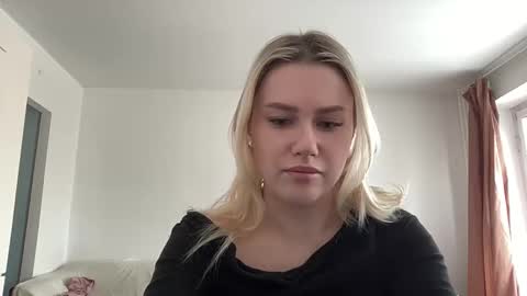 Snapshot of elaraluxxxe chatting on February 15, 2025, 10:22 am elaraluxxxe online show from February 15, 2025, 10:22 am