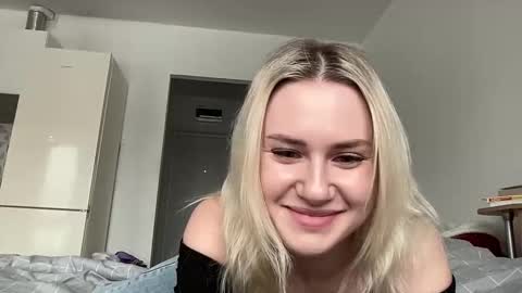 Snapshot of elaraluxxxe chatting on February 20, 2025, 12:25 pm elaraluxxxe online show from February 20, 2025, 12:25 pm