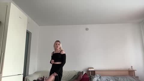 Snapshot of elaraluxxxe chatting on February 22, 2025, 11:02 am elaraluxxxe online show from February 22, 2025, 11:02 am