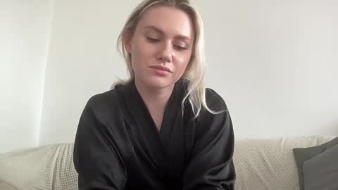 Snapshot of elaraluxxxe chatting on October 14, 2025, 10:05 am elaraluxxxe online show from October 14, 2025, 10:05 am