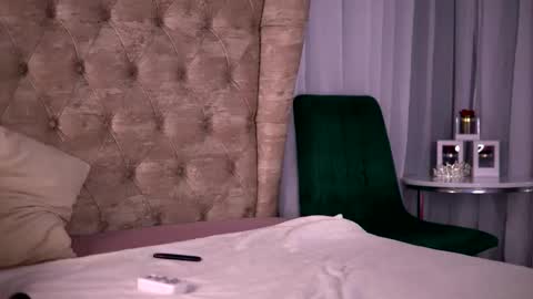 elarashine online show from February 3, 2026, 2:53 am