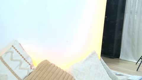 elaravennori online show from January 17, 2026, 1:32 am