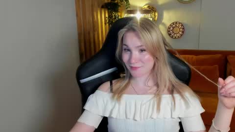 Snapshot of elaravoltage chatting on May 12, 2026, 5:26 am elaravoltage online show from May 12, 2026, 5:26 am