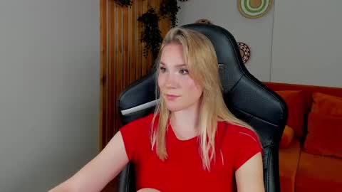 Snapshot of elaravoltage chatting on May 20, 2026, 5:13 am elaravoltage online show from May 20, 2026, 5:13 am
