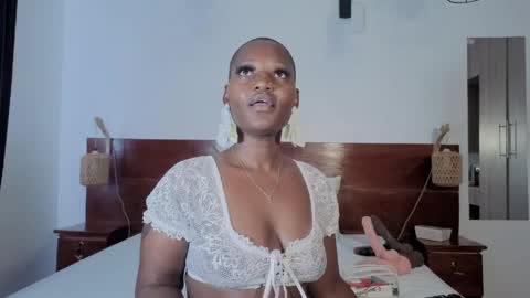 Snapshot of elegant_ebony chatting on June 4, 2026, 11:05 am Nika online show from June 4, 2026, 11:05 am