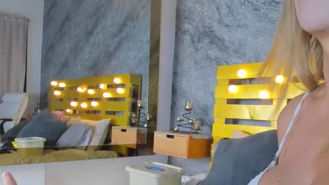 Snapshot of elena_mature chatting on February 23, 2025, 7:17 pm Elena online show from February 23, 2025, 7:17 pm