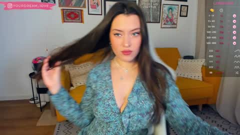 Snapshot of elenalooove chatting on December 8, 2024, 6:33 am Elena insta yourdream 1ove online show from December 8, 2024, 6:33 am
