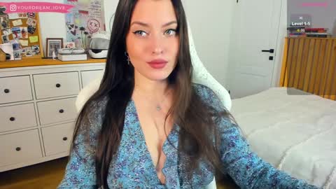 Snapshot of elenalooove chatting on December 13, 2024, 7:10 pm Elena insta yourdream 1ove online show from December 13, 2024, 7:10 pm