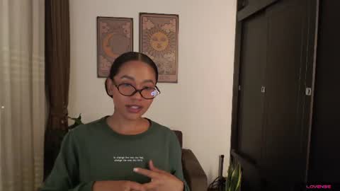 Snapshot of elenna_snow chatting on June 12, 2026, 11:57 pm Elenna online show from June 12, 2026, 11:57 pm
