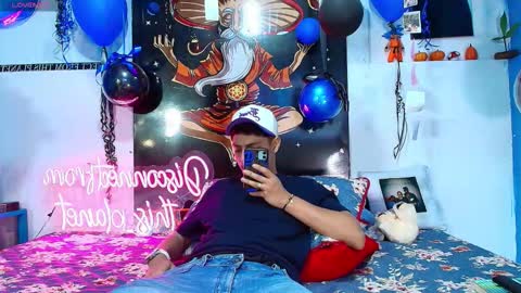 elias_salvatore_ online show from February 18, 2026, 4:25 pm