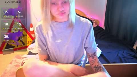 elieiza_xo online show from May 17, 2026, 9:17 am