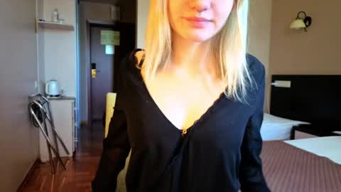 elieiza_xo online show from June 1, 2026, 8:38 am