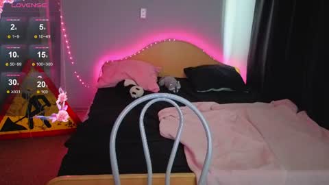 elieiza_xo online show from June 18, 2026, 10:09 am