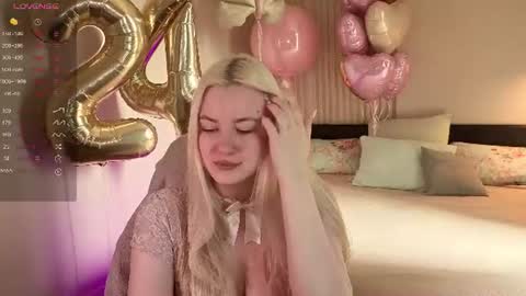 Snapshot of elina_nortas chatting on June 18, 2026, 4:24 am Elina online show from June 18, 2026, 4:24 am