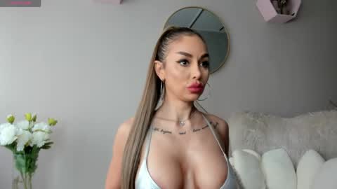Snapshot of elinamoon_ chatting on May 4, 2026, 9:49 am Elina online show from May 4, 2026, 9:49 am