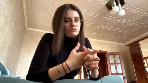 Lola online show from November 22, 2025, 5:28 am