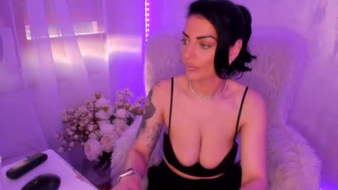 Snapshot of elisabaxter chatting on April 21, 2026, 4:30 am Maria online show from April 21, 2026, 4:30 am