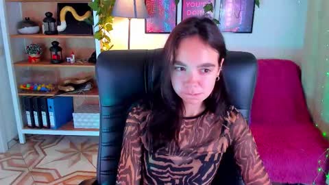 Elise online show from September 12, 2025, 3:12 pm
