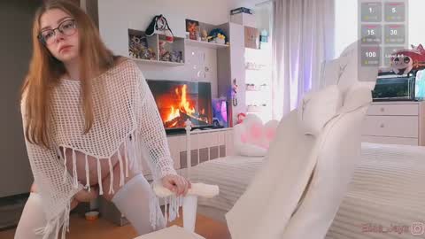 Elise    online show from September 21, 2025, 11:56 am