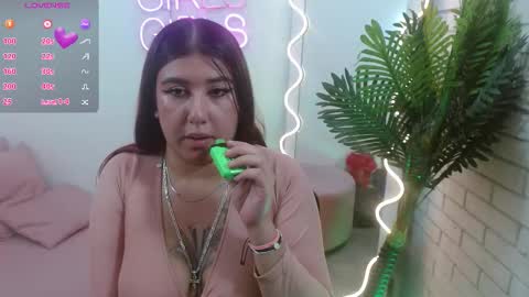 ella_tay1 online show from November 23, 2025, 11:43 am