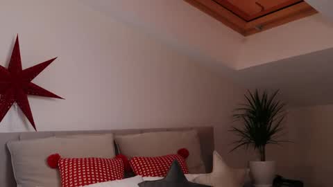 Ella online show from December 13, 2024, 11:06 pm