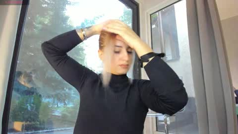 ella_vee online show from October 5, 2025, 4:22 am