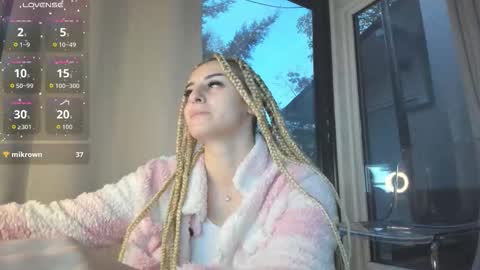 ella_vee online show from October 29, 2025, 4:37 am